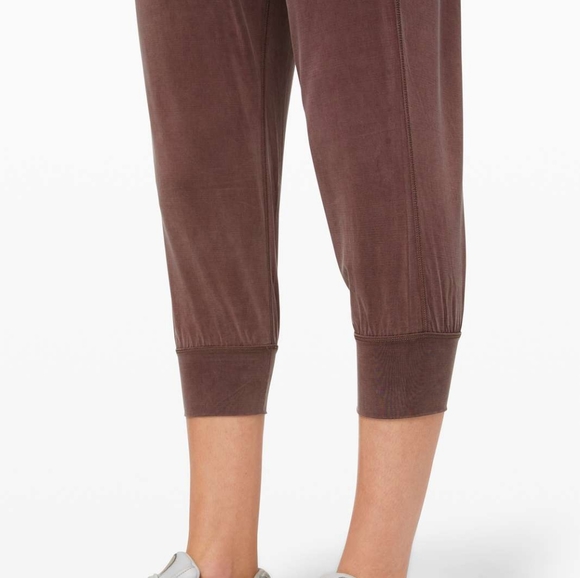 Lululemon Lost in Leisure Crop Jogger Antique Bark Plum Purple Mauve Pink Size 6 - Picture 4 of 13